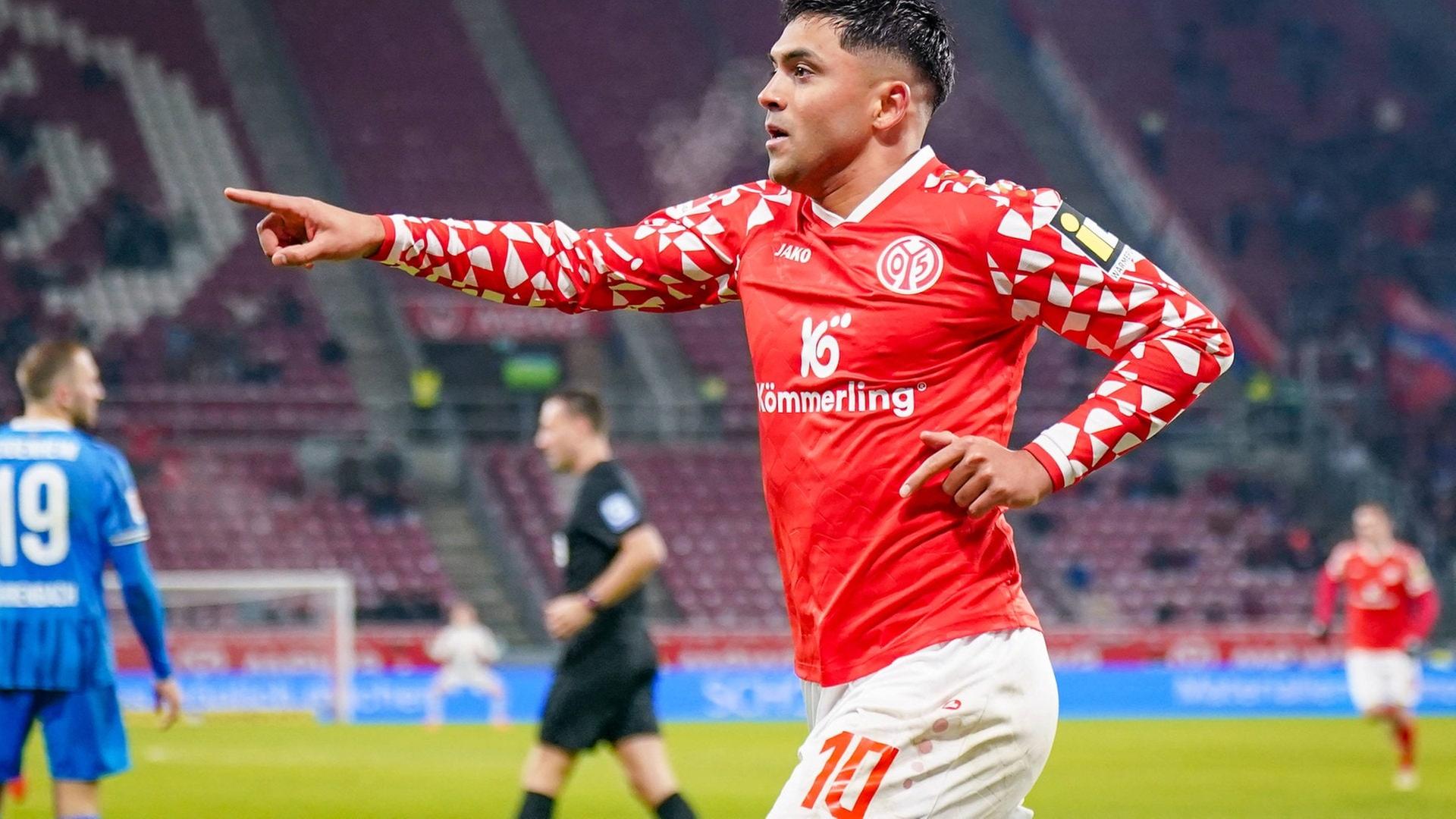 Mainz-05-Spielmacher Nadiem Amiri bejubelt sein Tor gegen den 1. FC Heidenheim. | IMAGO, IMAGO / STEINSIEK.CH