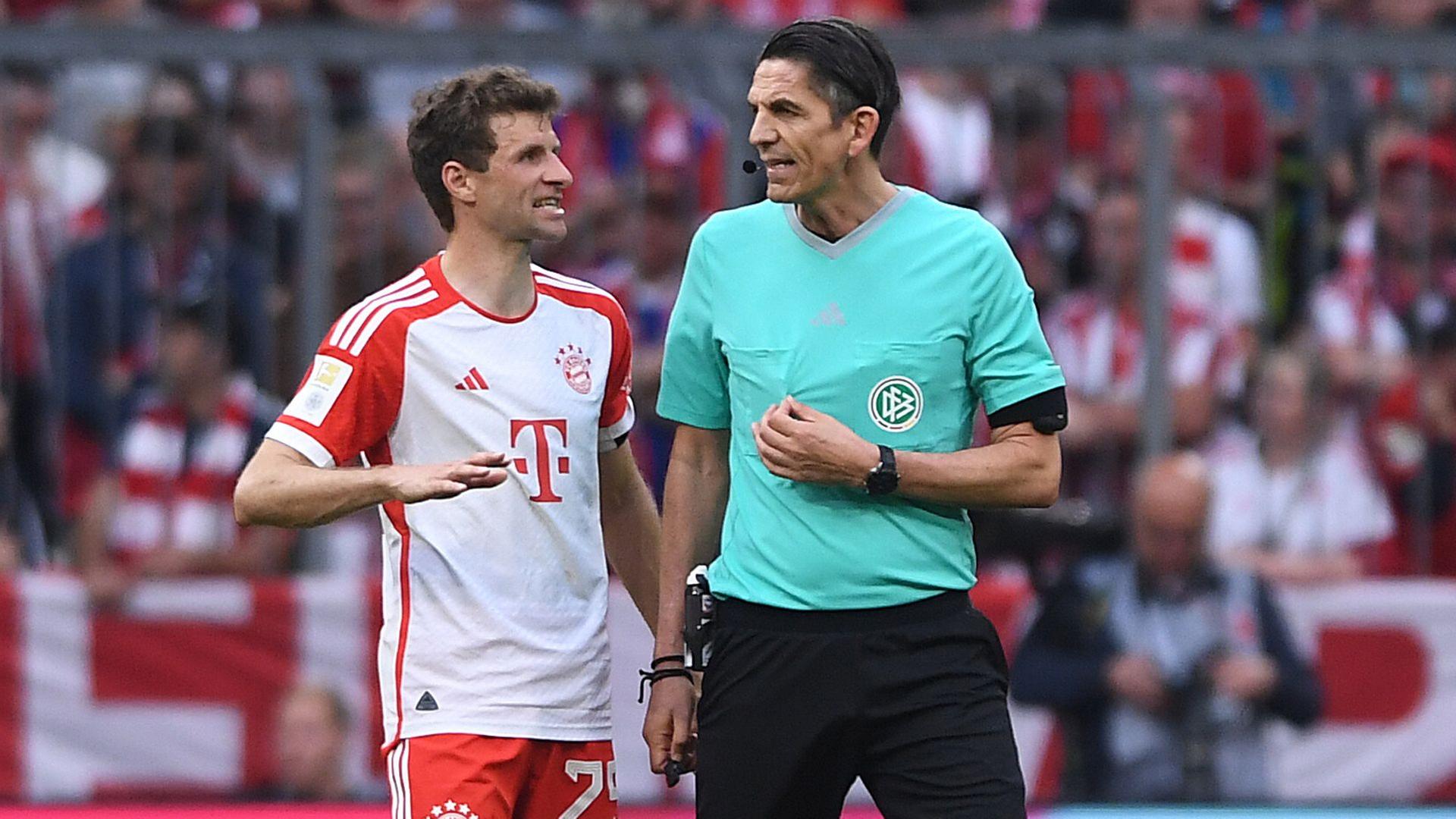 Bild aus FCB-Tagen: Thomas Müller diskutiert mit Schiedsrichter Deniz Aytekin | picture-alliance/dpa