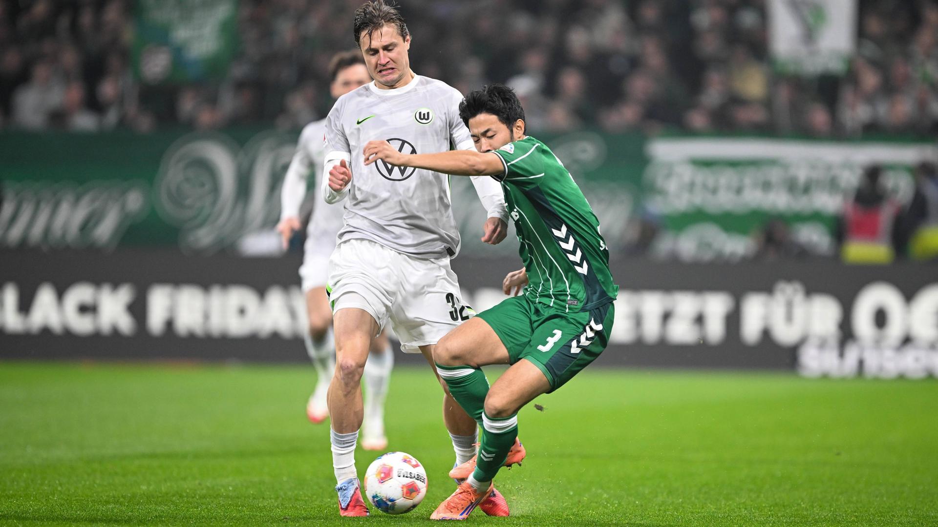 Matthias Svanberg im Zweikampf mit Yukinari Sugawara | IMAGO / osnapix