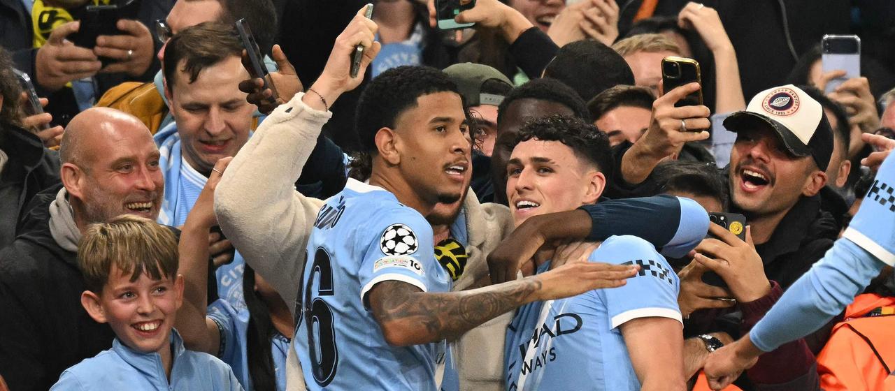 Phil Foden feiert mit den Fans nach seinem Tor