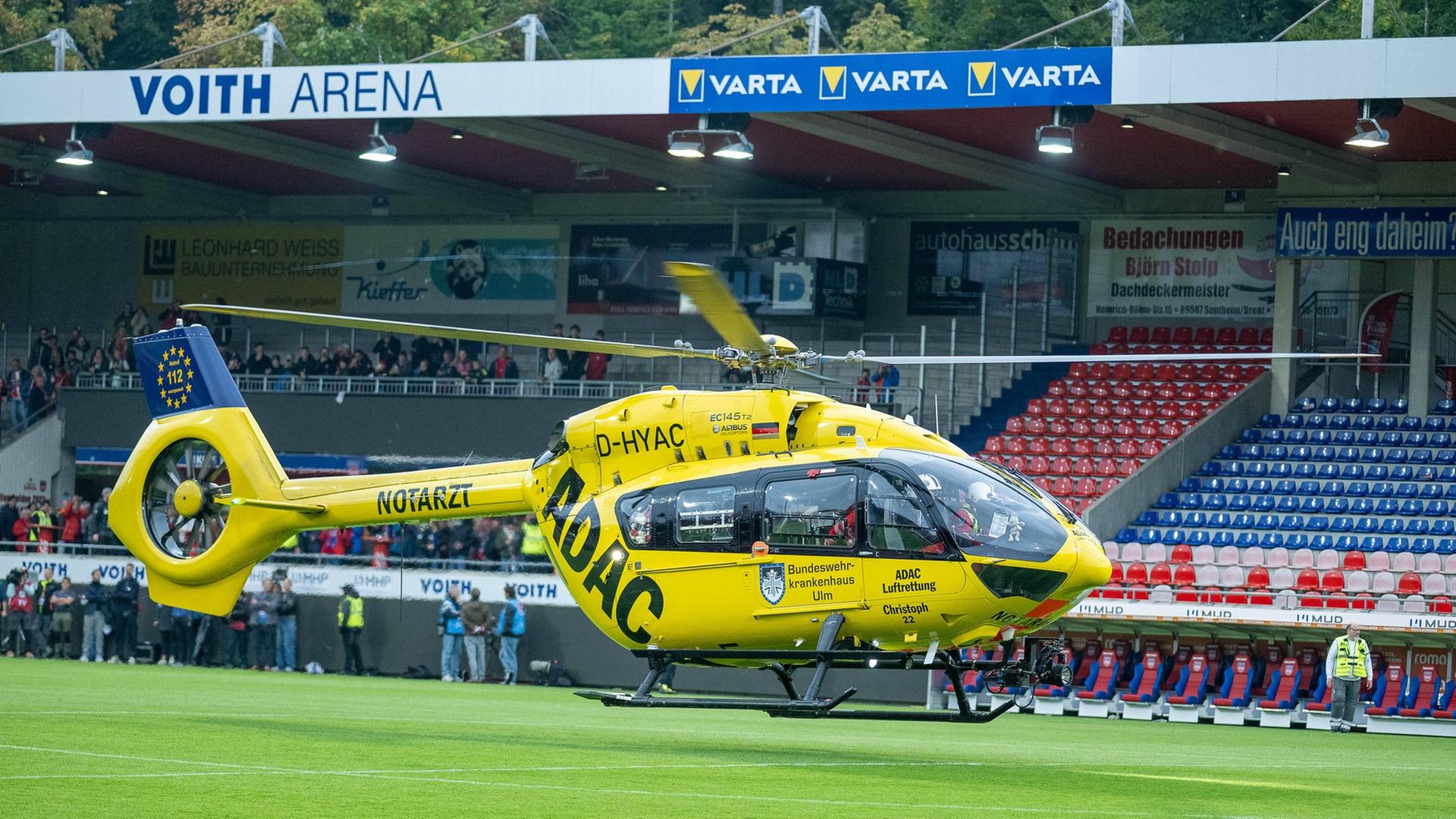 Im Heidenheimer Stadion landet ein Rettungshubschrauber. | IMAGO, IMAGO / Eibner