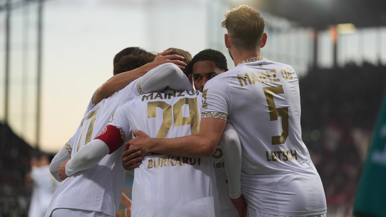 Der Mainzer Torschütze Jonathan Burkardt (2.v.l) jubelt nach seinem Treffer zum 1:0 gegen den FC St. Pauli | dpa