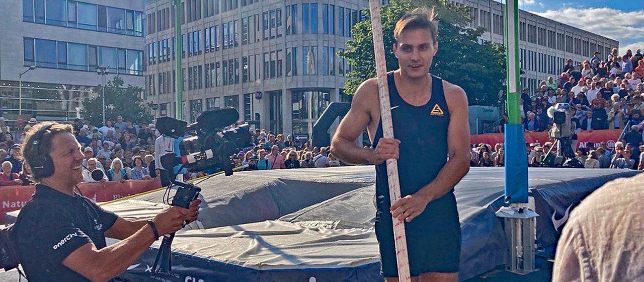 Der deutsche Stabhochsprung-Meister Marec Metzger nach getaner Arbeit