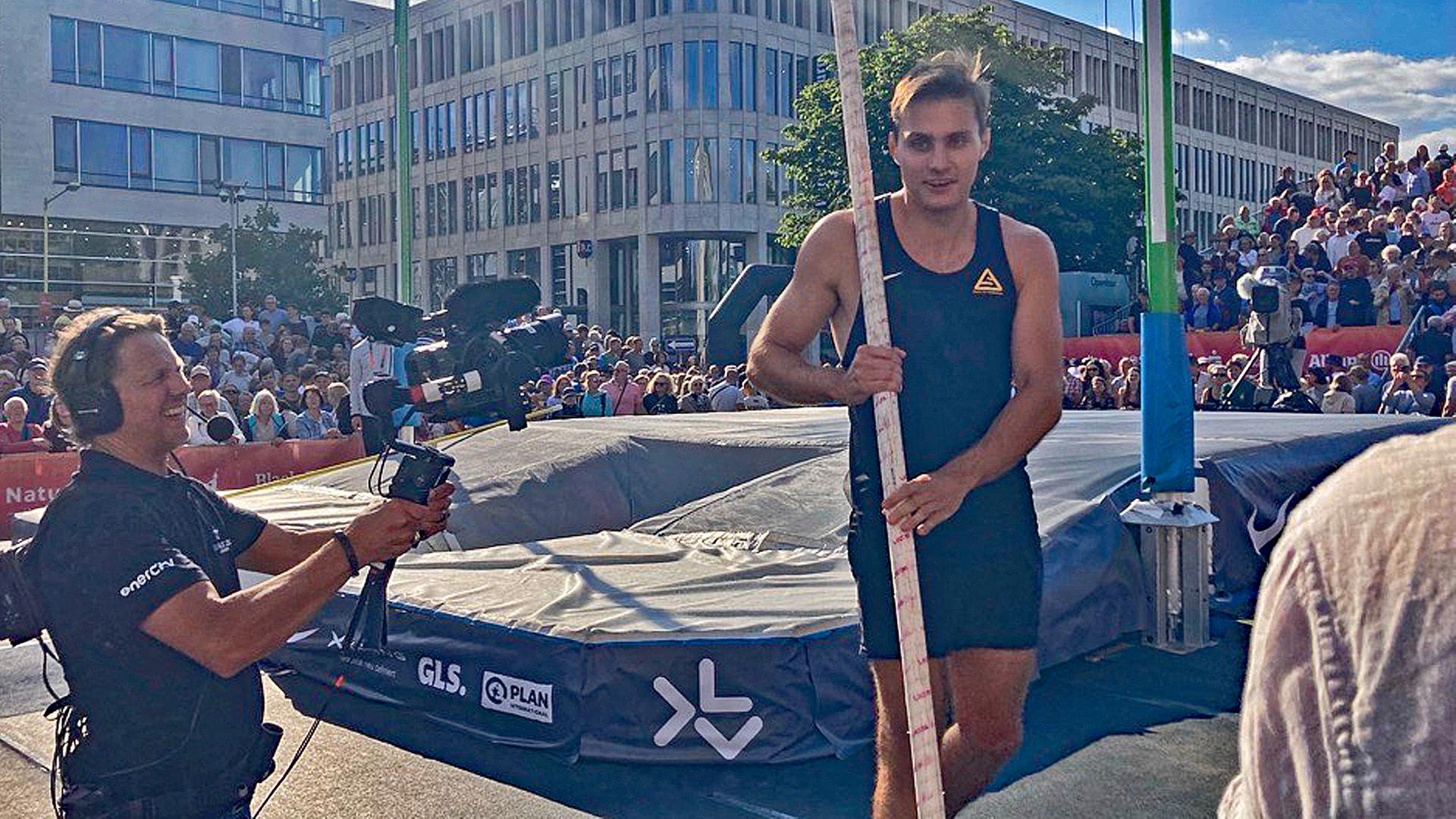 Stabhochsprung-Wettkampf wird trotz Wind zur Mega-Party