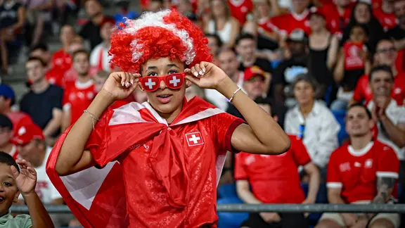 Ein Fan der Schweizer Fußbalerinnen bei der EM in Basel