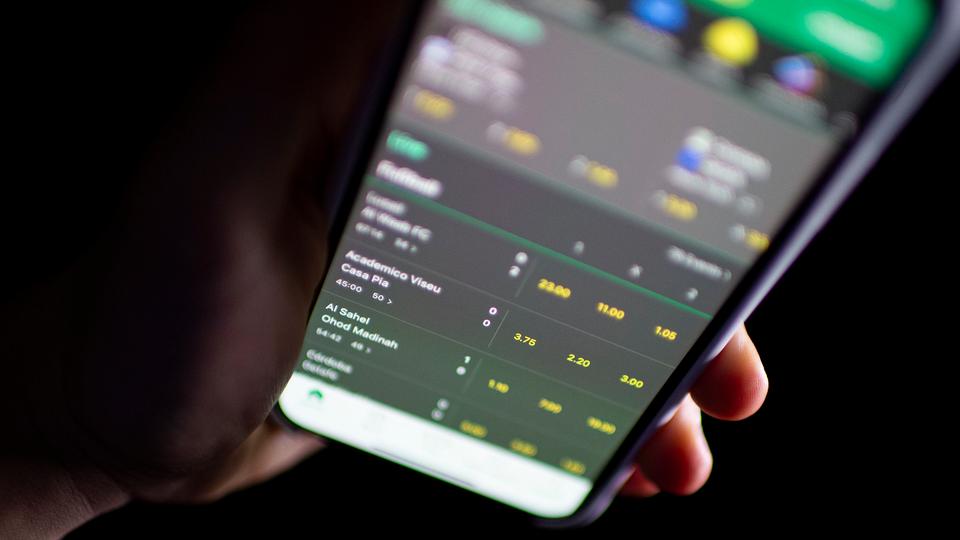 Wettquoten auf dem Handy | picture alliance / Wedel/Kirchner-Media Wettquoten auf dem Handy