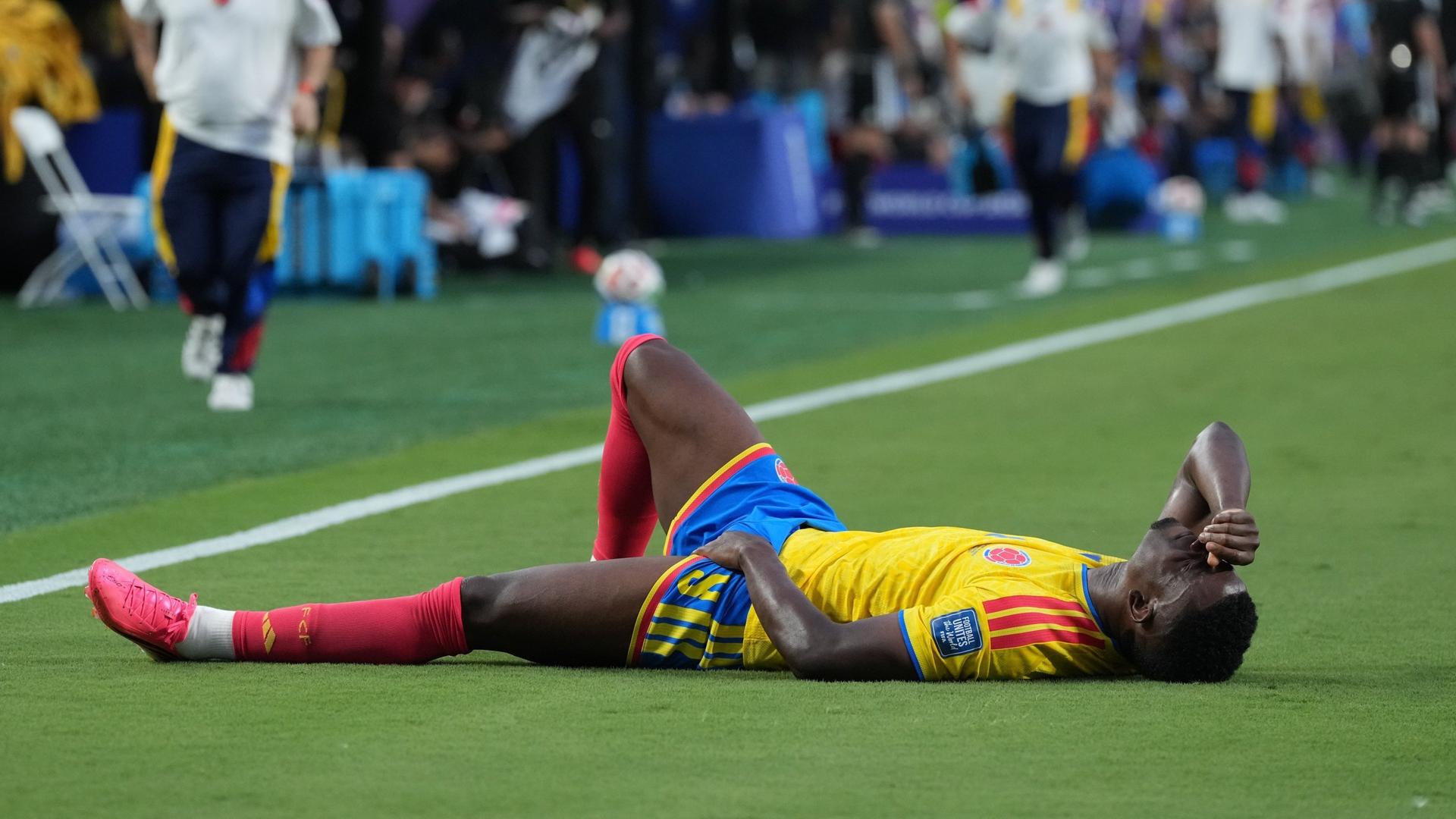 Jhon Cordoba liegt verletzt auf dem Rasen | AP Photo/Jeff Roberson