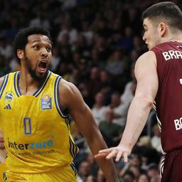 Albas Sterling Brown mit offenem Mund vor Bayerns Brankovic. Bild: imago-images / Contrast