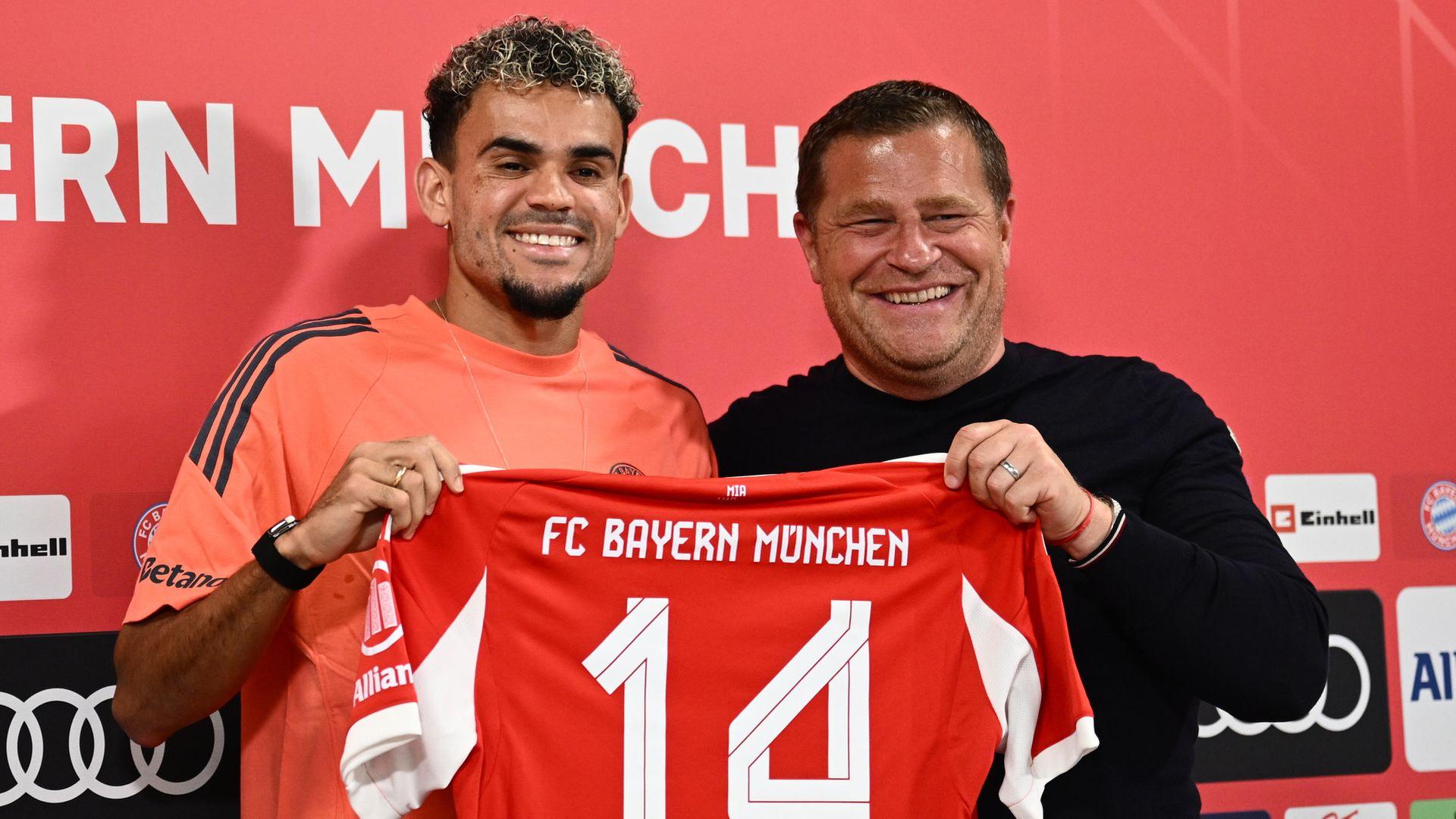 Glücklich, beim FC Bayern zu sein: Neuzugang Luis Díaz posiert mit Sportvorstand Max Eberl. | picture-alliance / dpa
