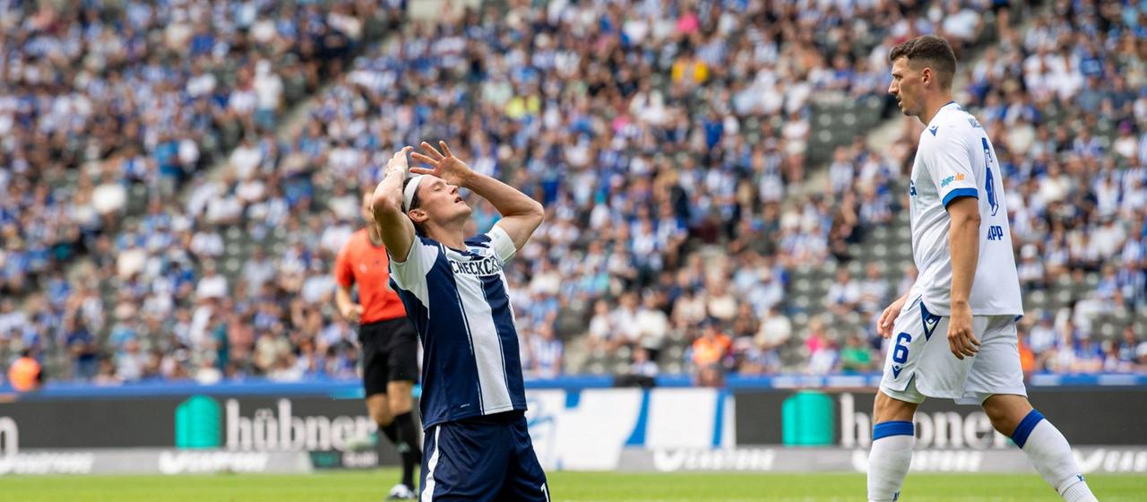 Hertha-Kapitän Fabian Reese verzweifelt im Spiel gegen den Karlsruher SC (Foto: IMAGO / Matthias Koch)