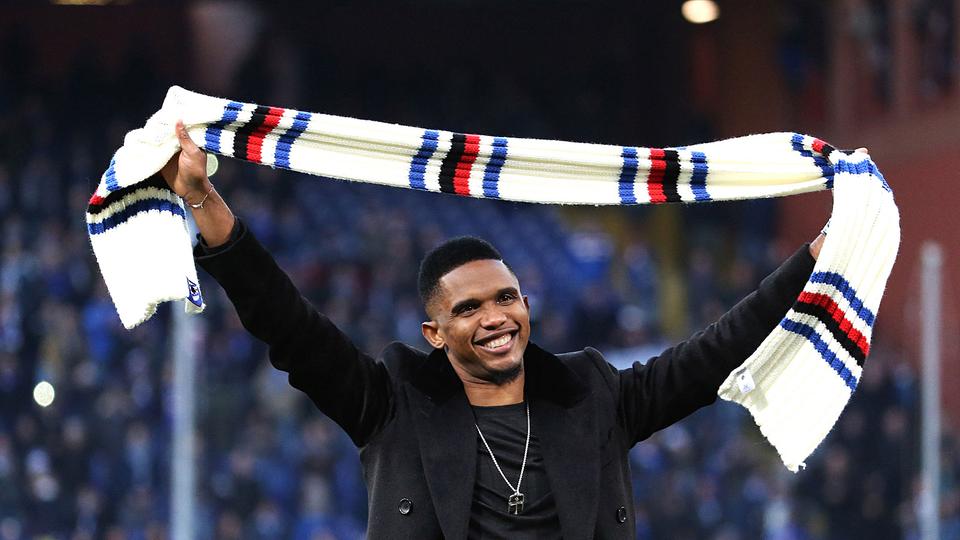 Samuel Eto'o hält einen Genua-Schal hoch | dpa Samuel Eto'o hält einen Genua-Schal hoch