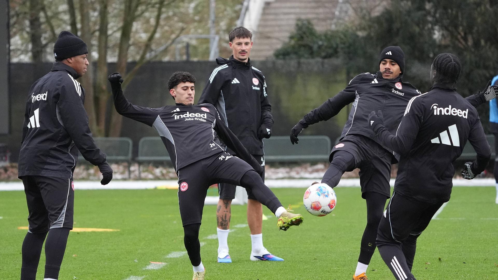 Ayoube Amaimouni-Echghouyab im Duell mit Ansgar Knauff.  | imago