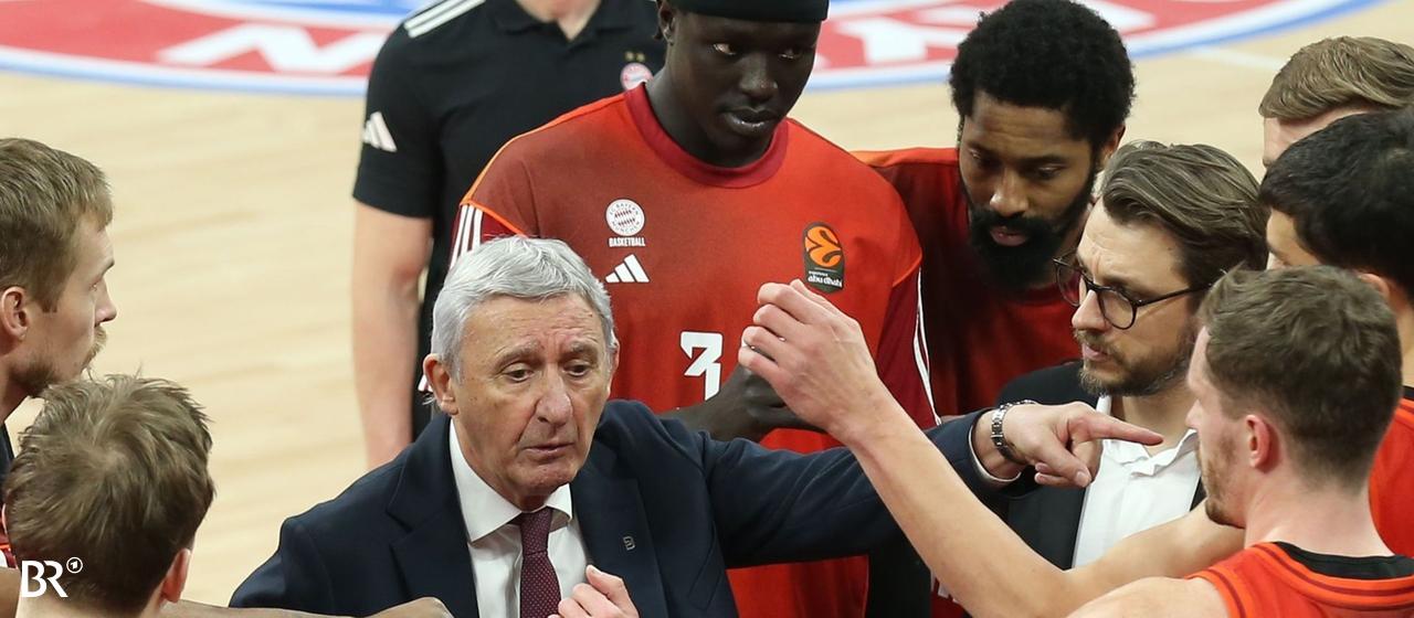 dpatopbilder - 23.12.2025, Bayern, München: Basketball: Euroleague, FC Bayern München - Hapoel Tel Aviv, Hauptrunde, 18. Spieltag, SAP Garden. Trainer Svetislav Pesic (FC Bayern Muenchen Basketball) spricht in einer Auszeit zu seinen Spielern. 