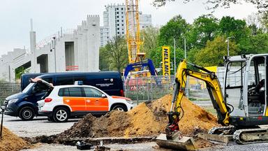 Ein Einsatzfahrzeug und ein Bagger am Funodrt der Bombe in Münster.