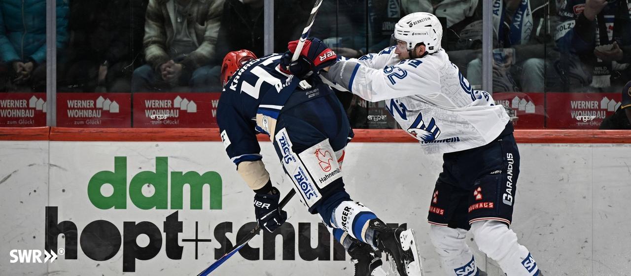 Eric Martinsson (Schwenninger Wild Wings) Nicolas Mattinen (Adler Mannheim).