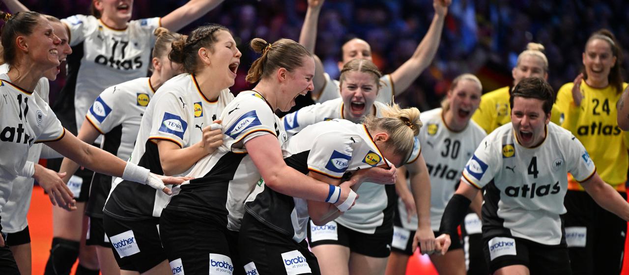 Die DHB-Frauen bejubeln ihren Einzug in das WM-Finale