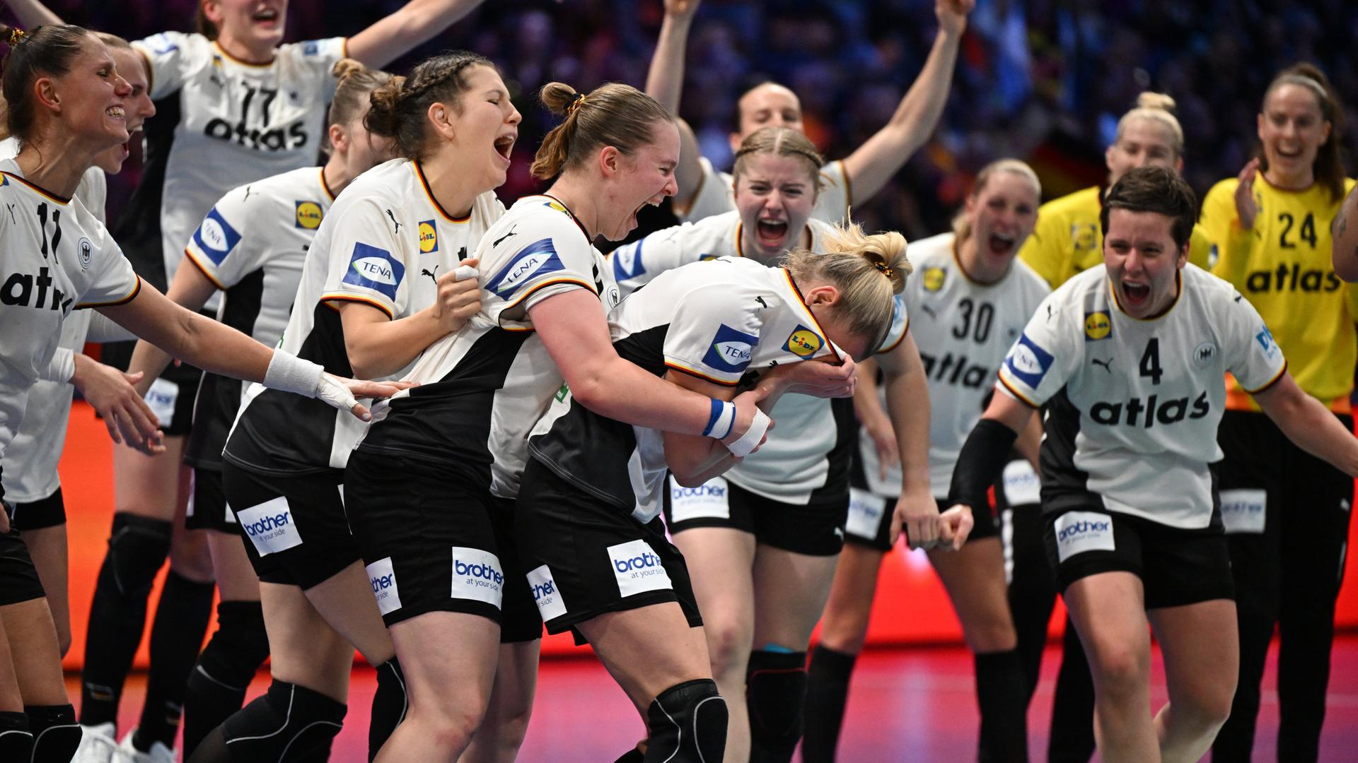 Die DHB-Frauen bejubeln ihren Einzug in das WM-Finale | Federico Gambarini/dpa