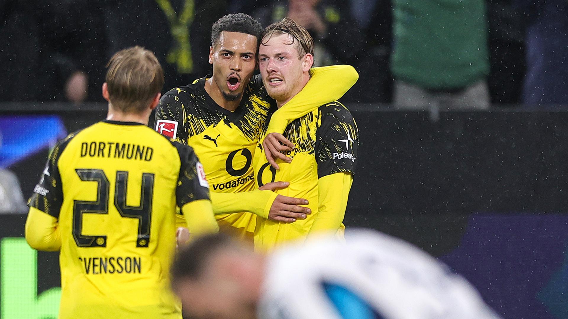 Julian Brandt bejubelt seinen Treffer mit Felix Nmecha | Jan Fromme/firo Sportphoto