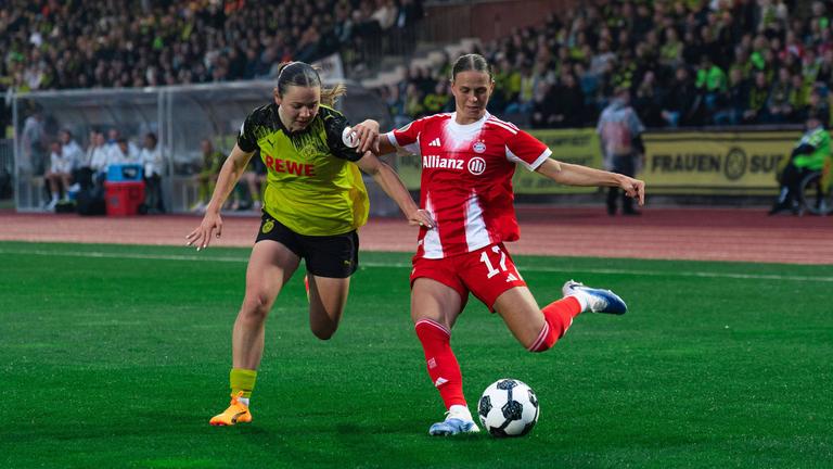 Bayern Münchens Klara Bühl (r.) setzt zu einer Flanke an