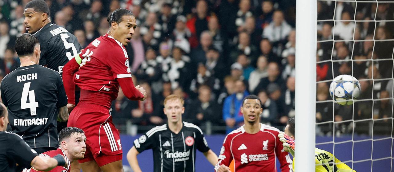 Virgil van Dijk vom FC Liverpool erzielt das 1:2 gegen Frankfurt | IMAGO/HMB-Media Virgil van Dijk vom FC Liverpool erzielt das 1:2 gegen Frankfurt