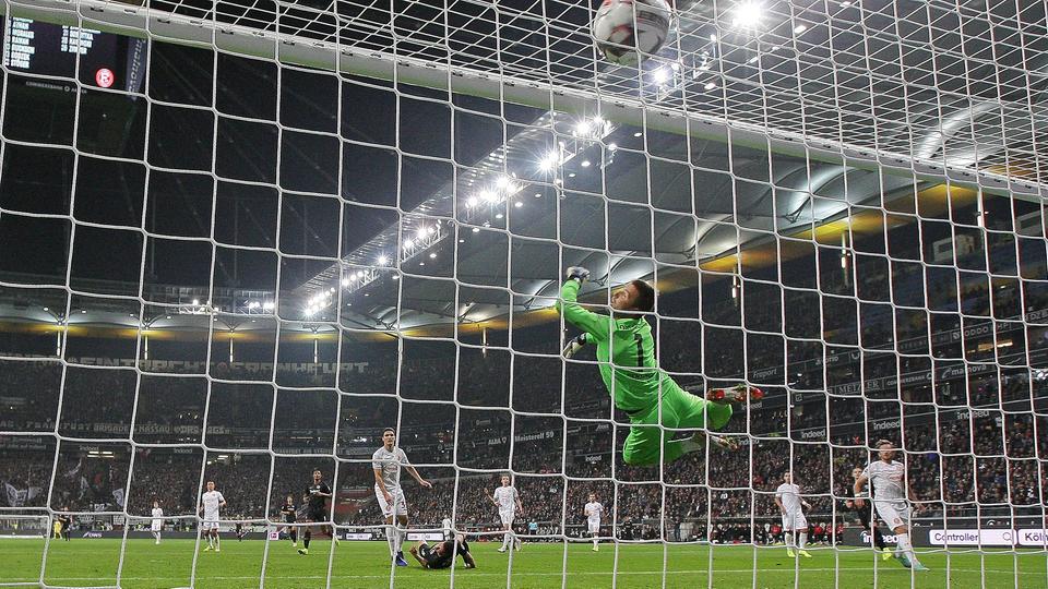 Luka Jovic jubelt über sein Tor gegen Fortuna Düsseldorf | dpa/Arne Dedert Luka Jovic jubelt über sein Tor gegen Fortuna Düsseldorf