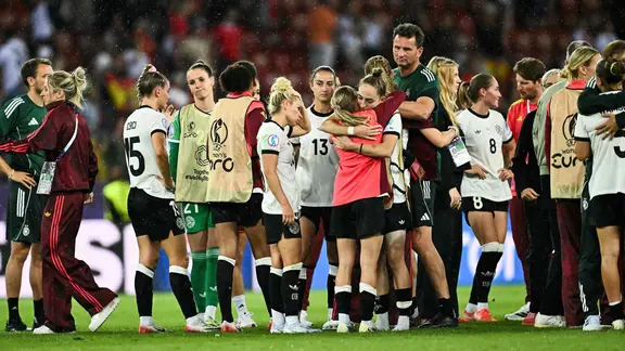 Deutschlands Nationalspielerinnen trösten sich nach der Halbfinal-Niederlage gegen Spanien gegenseitig.