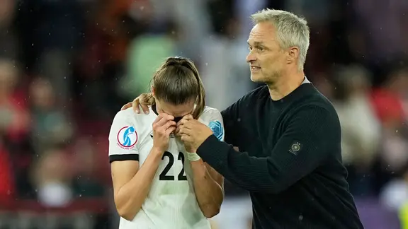 Bundestrainer Christian Wück tröstet Jule Brand