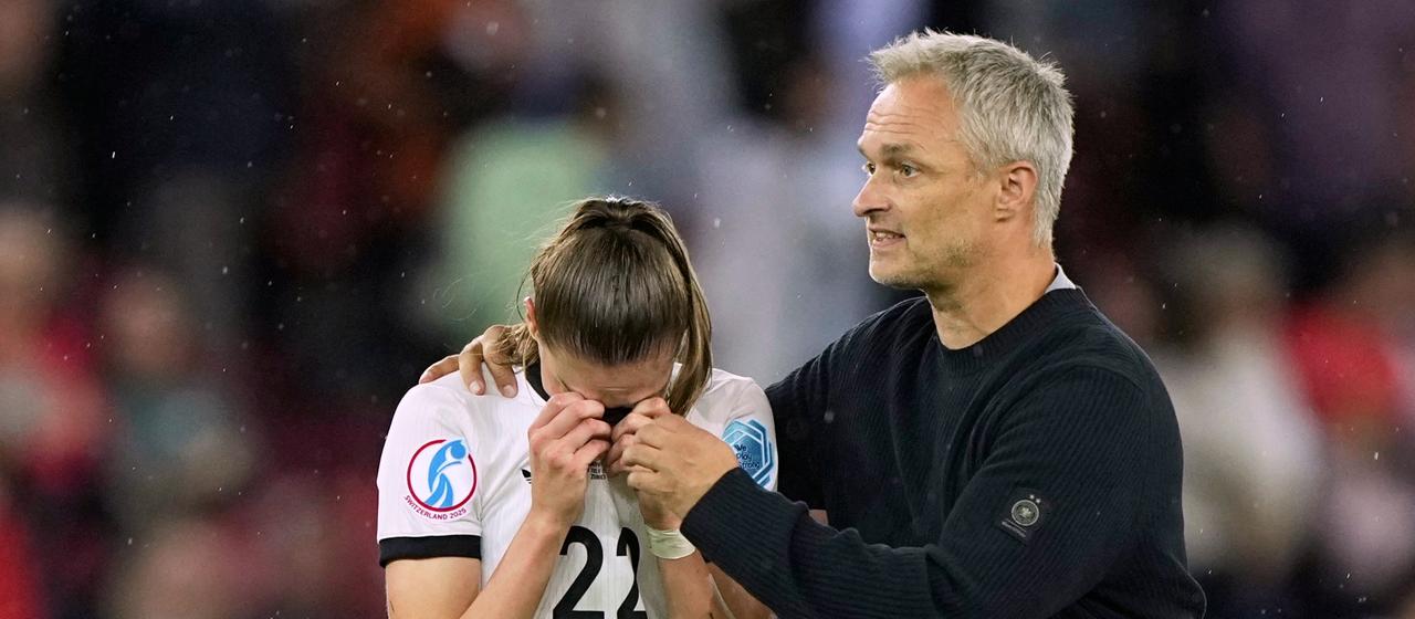 Bundestrainer Christian Wück tröstet Jule Brand