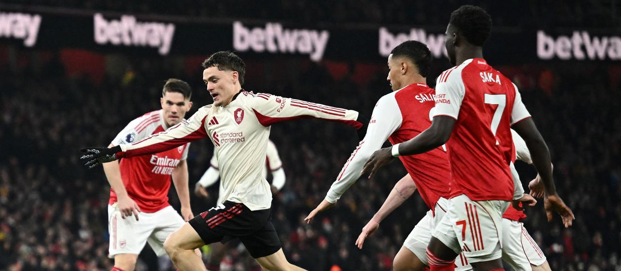 Liverpools Florian Wirtz umzingelt von Arsenals William Saliba, Bukayo Saka und Viktor Gyökeres