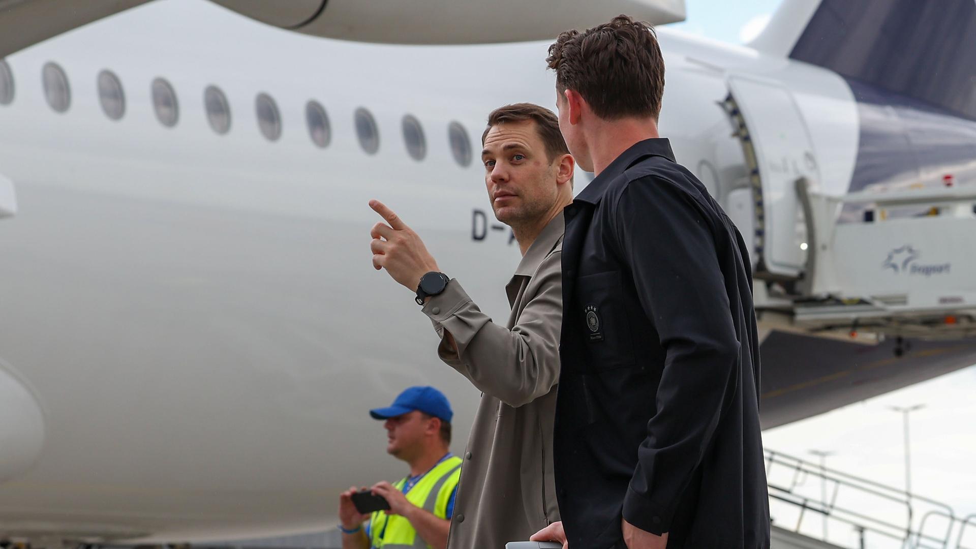 Manuel Neuer beim Abflug der deutschen Nationalmannschaft | ddp/HMB Media/Joaquim Ferreira