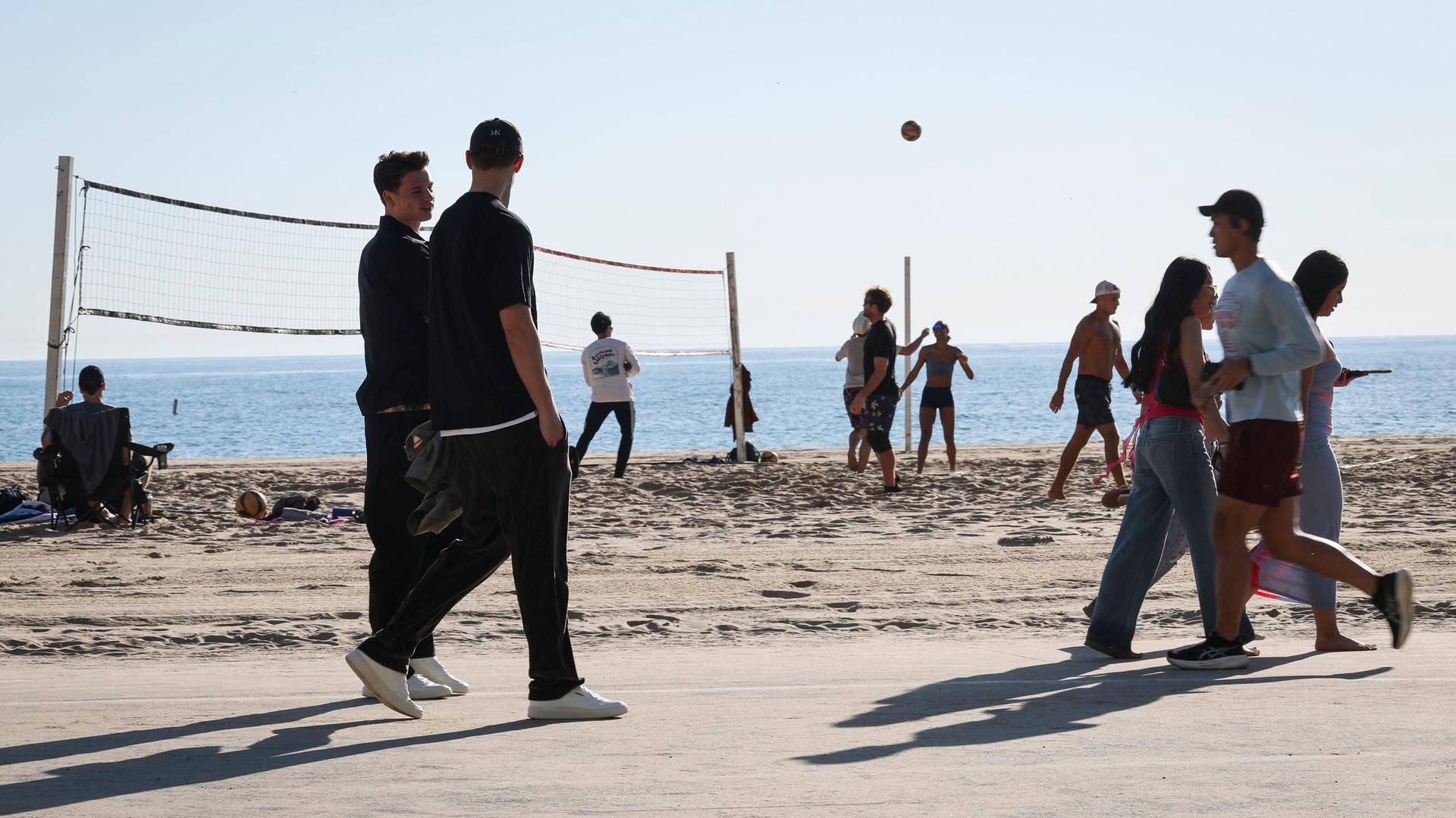 Manuel Neuer und Jonas Urbig am Lake Michigan | dpa