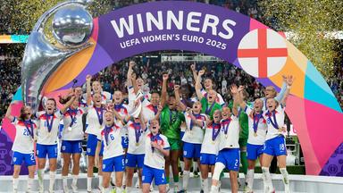 Englands Spielerinnen bejubeln den Finalsieg gegen Spanien und präsentieren den EM-Pokal.
