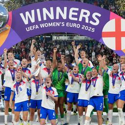 Englands Spielerinnen bejubeln den Finalsieg gegen Spanien und präsentieren den EM-Pokal.