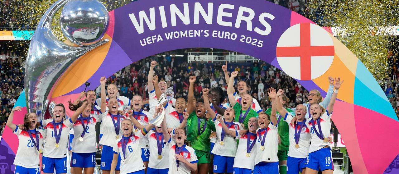 Englands Spielerinnen bejubeln den Finalsieg gegen Spanien und präsentieren den EM-Pokal.