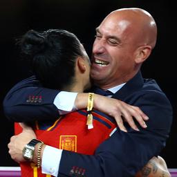 President der spanischen Fußballverbands Luis Rubiales umarmt Spielerin Jennifer Hermoso