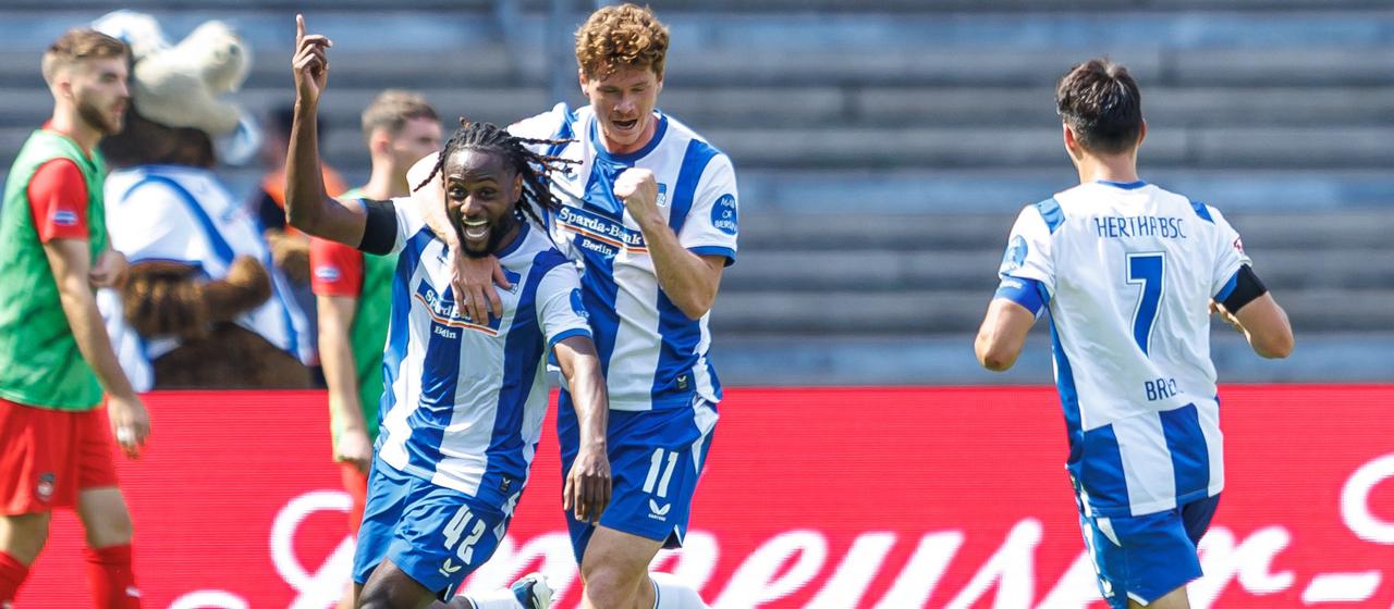 Deyovaisio Zeefuik bejubelt sein Tor zum 3:0 mit Herthas Sebastian Grönning