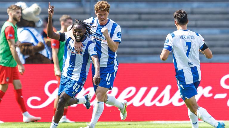 Deyovaisio Zeefuik bejubelt sein Tor zum 3:0 mit Herthas Sebastian Grönning