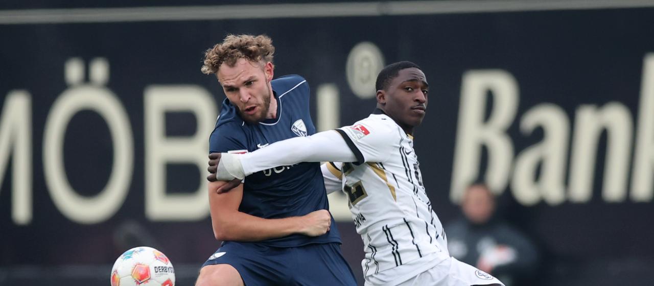 Bochums Philipp Strompf im Zweikampf mit Elversbergs David Mokwa