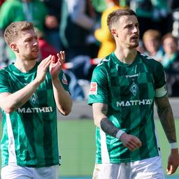 Werders Fußballer Mitchell Weiser und Marco Friedl gehen nach Spielende gegen Bochum über den Platz.