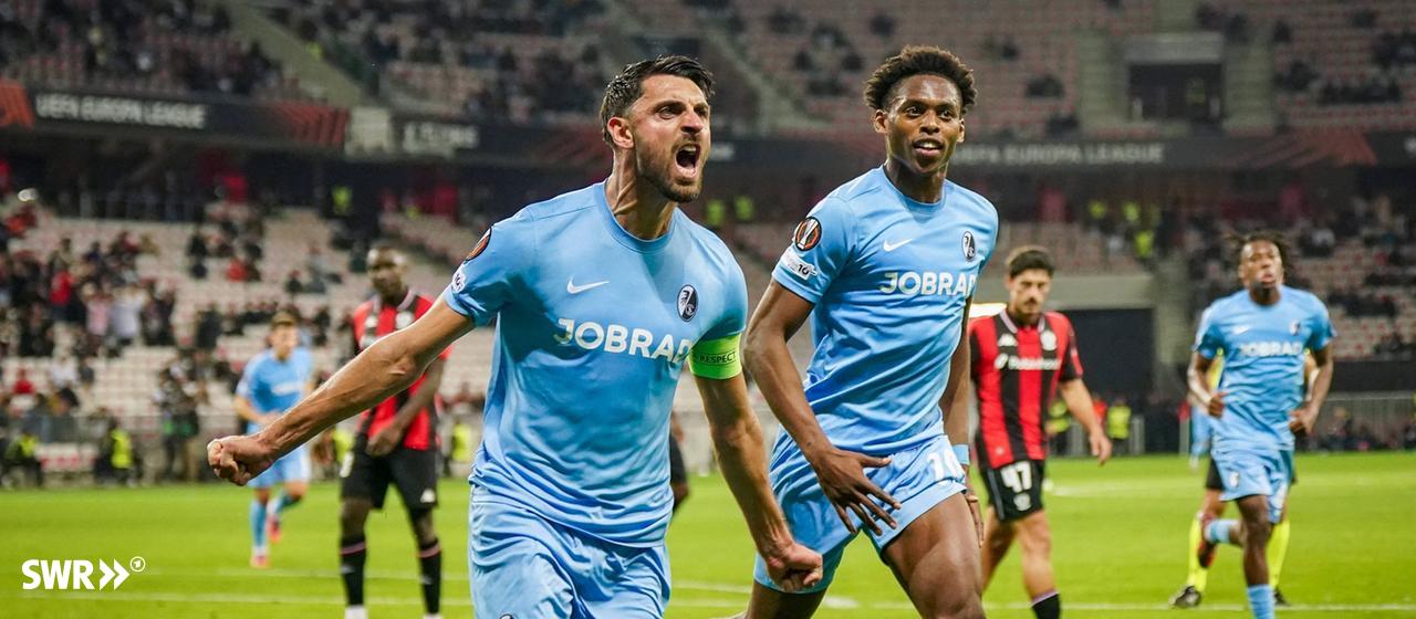 Vincenzo Grifo und Junior Adamu vom SC Freiburg jubeln