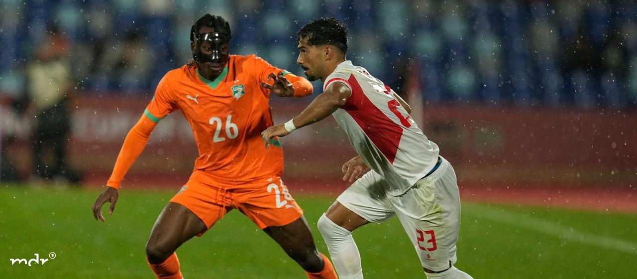 Afrika Cup, Elfenbeinküste - Mosambik, Yan Diomande von der Elfenbeinküste in Aktion gegen Mosambiks Diogo Calila.