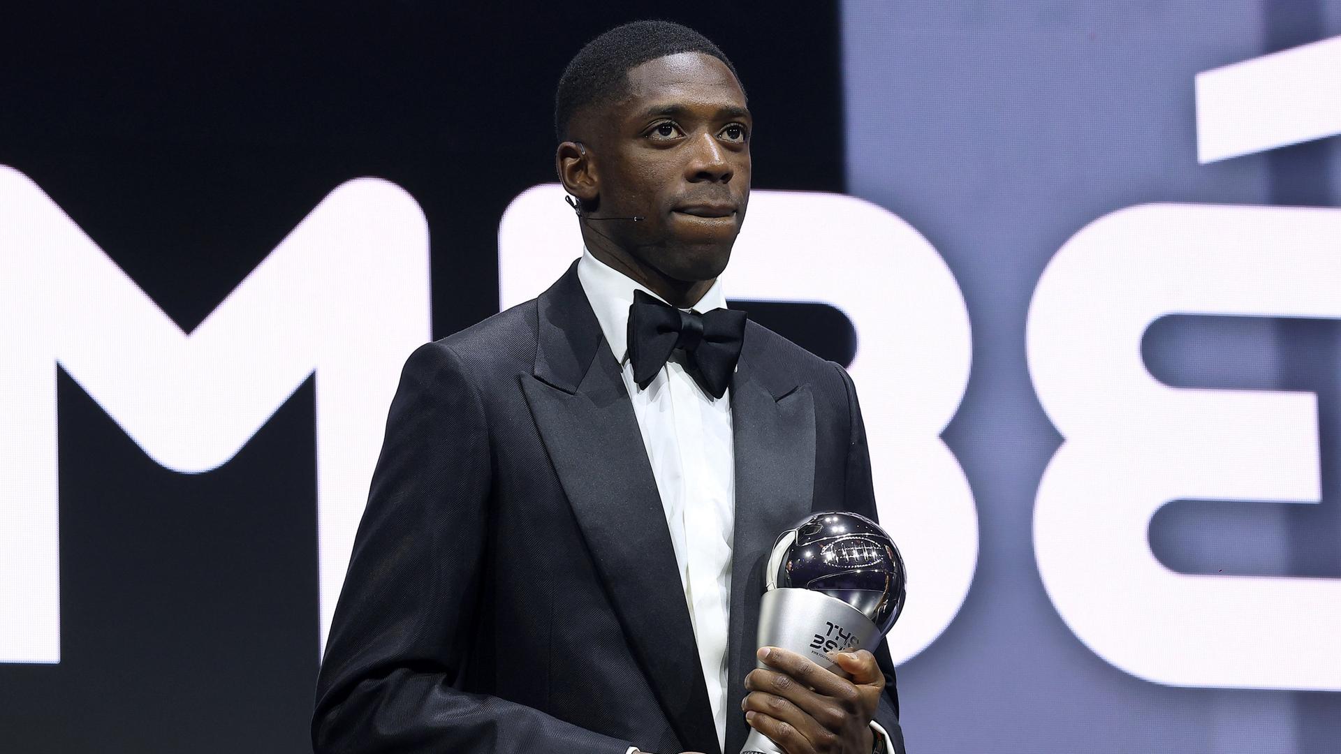 Ousmane Dembele hÃ¤lt die FIFA-WeltfuÃballer TrophÃ¤e | dpa