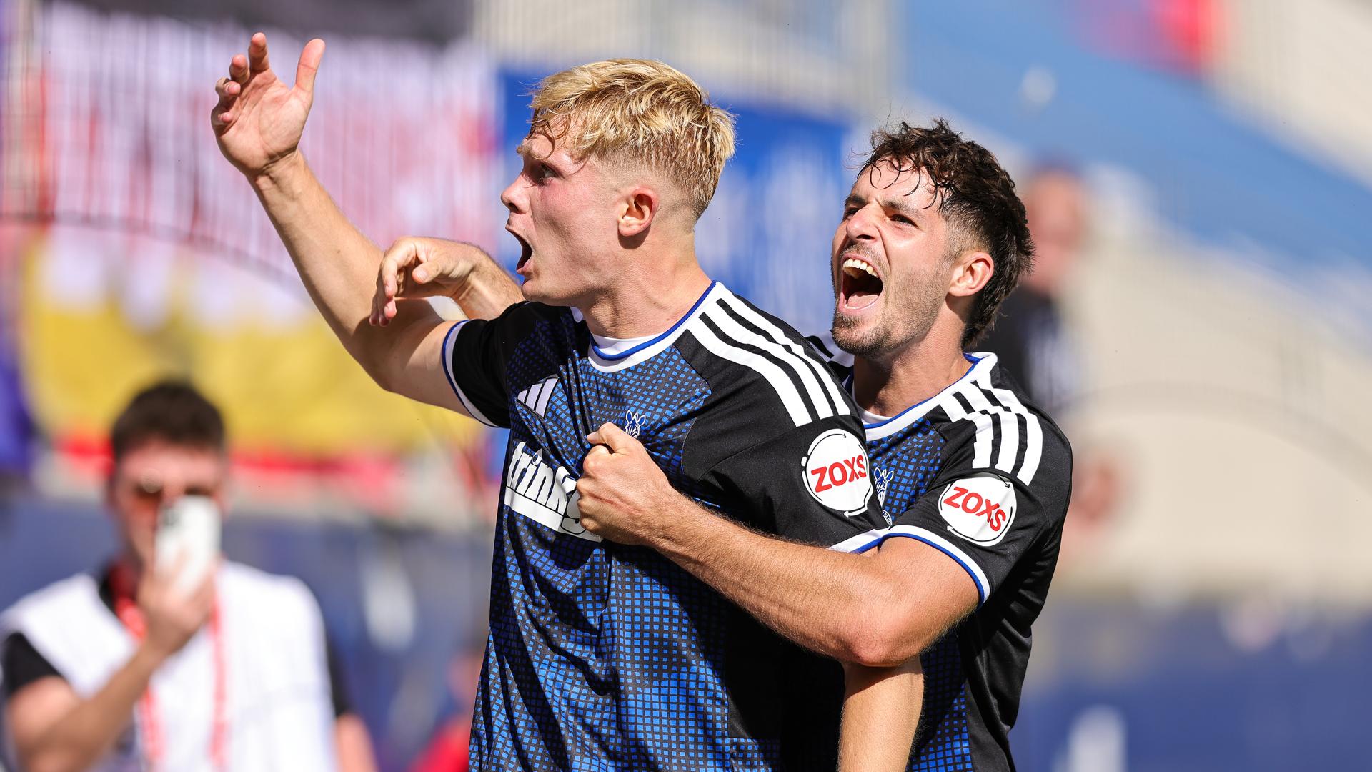 Peter Remmert (links) vom MSV Duisburg jubelt über sein Tor im Spiel bei Jahn Regensburg. | Marcel Engelbrecht/firo Sportphoto