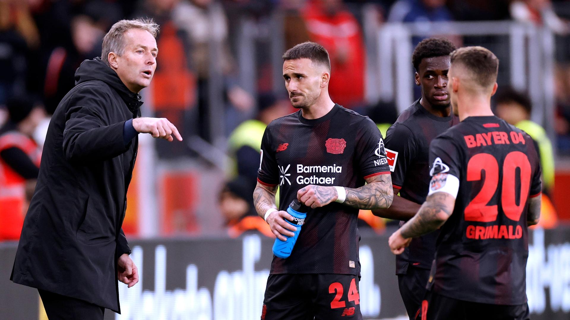 Kasper Hjulmand im Gespräch mit Aleix Garcia, Ernest Poku und Alejandro Grimaldo | IMAGO / Laci Perenyi