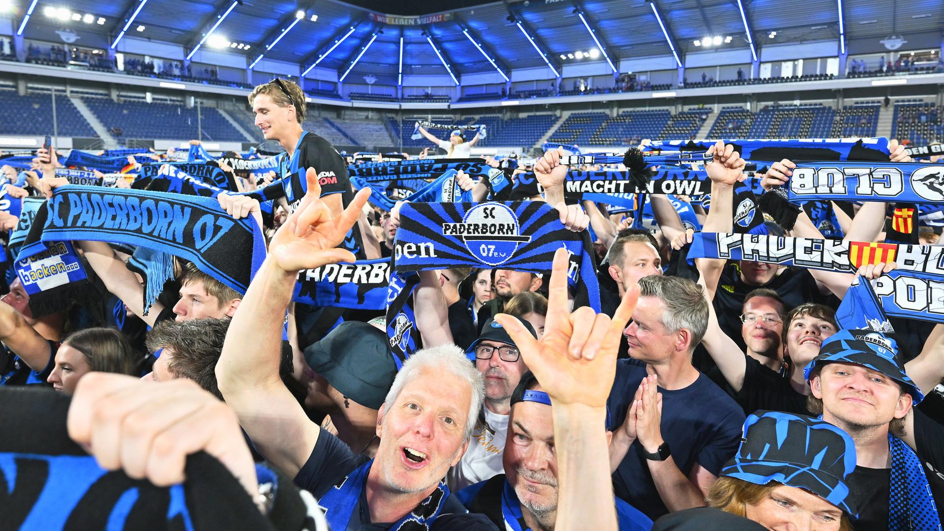 Paderborner Fans feiern Aufstieg auf dem Platz
