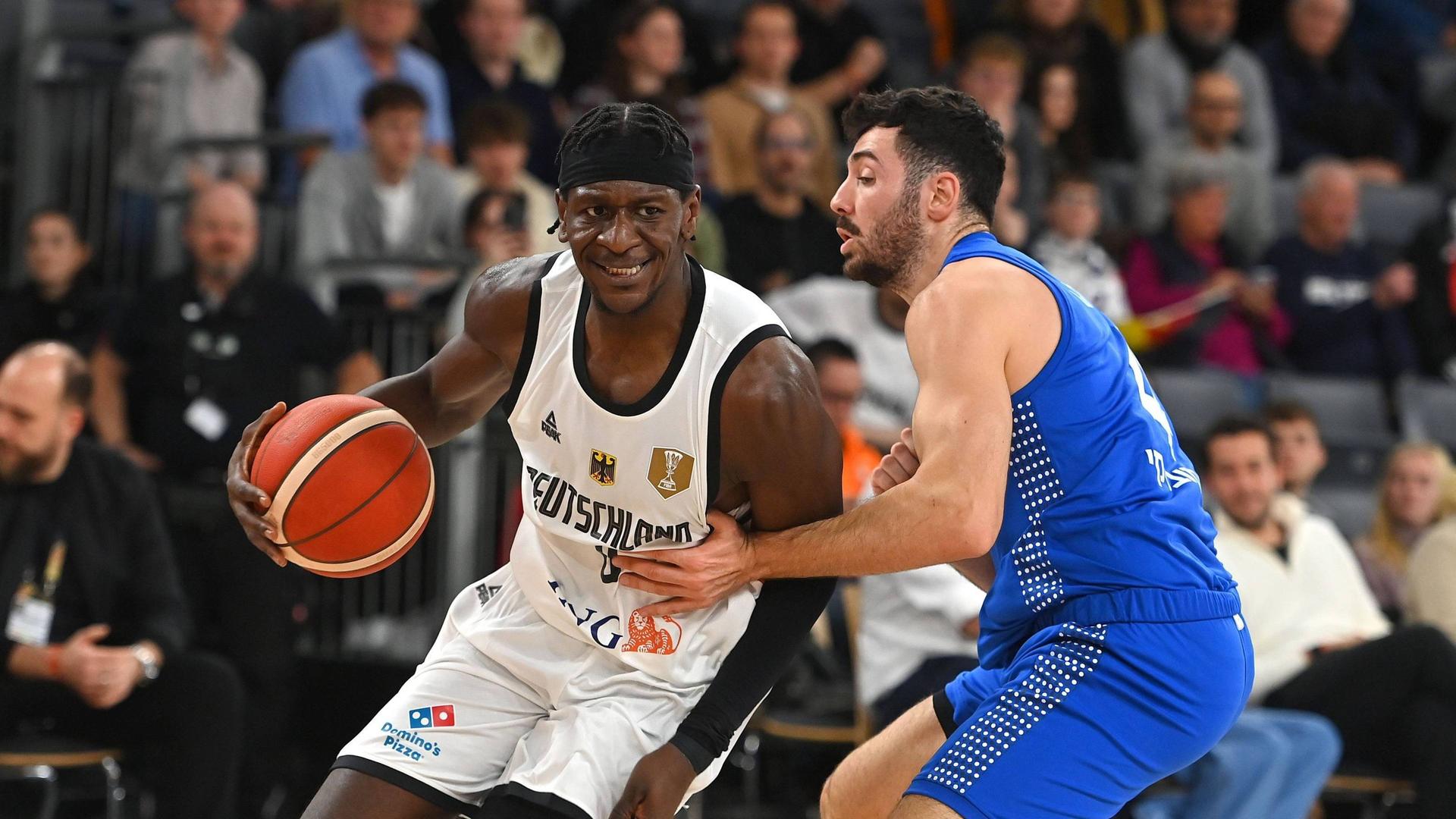 Deutschlands Isaac Bonga in Aktion gegen Israels Gur Lavi | IMAGO/Frank Hoermann / SVEN SIMON