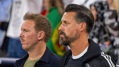 Julian Nagelsmann und Sandro Wagner an der Seitenlinie beim Spiel zwischen Deutschland und Frankreich.