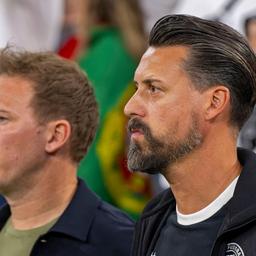 Julian Nagelsmann und Sandro Wagner an der Seitenlinie beim Spiel zwischen Deutschland und Frankreich.