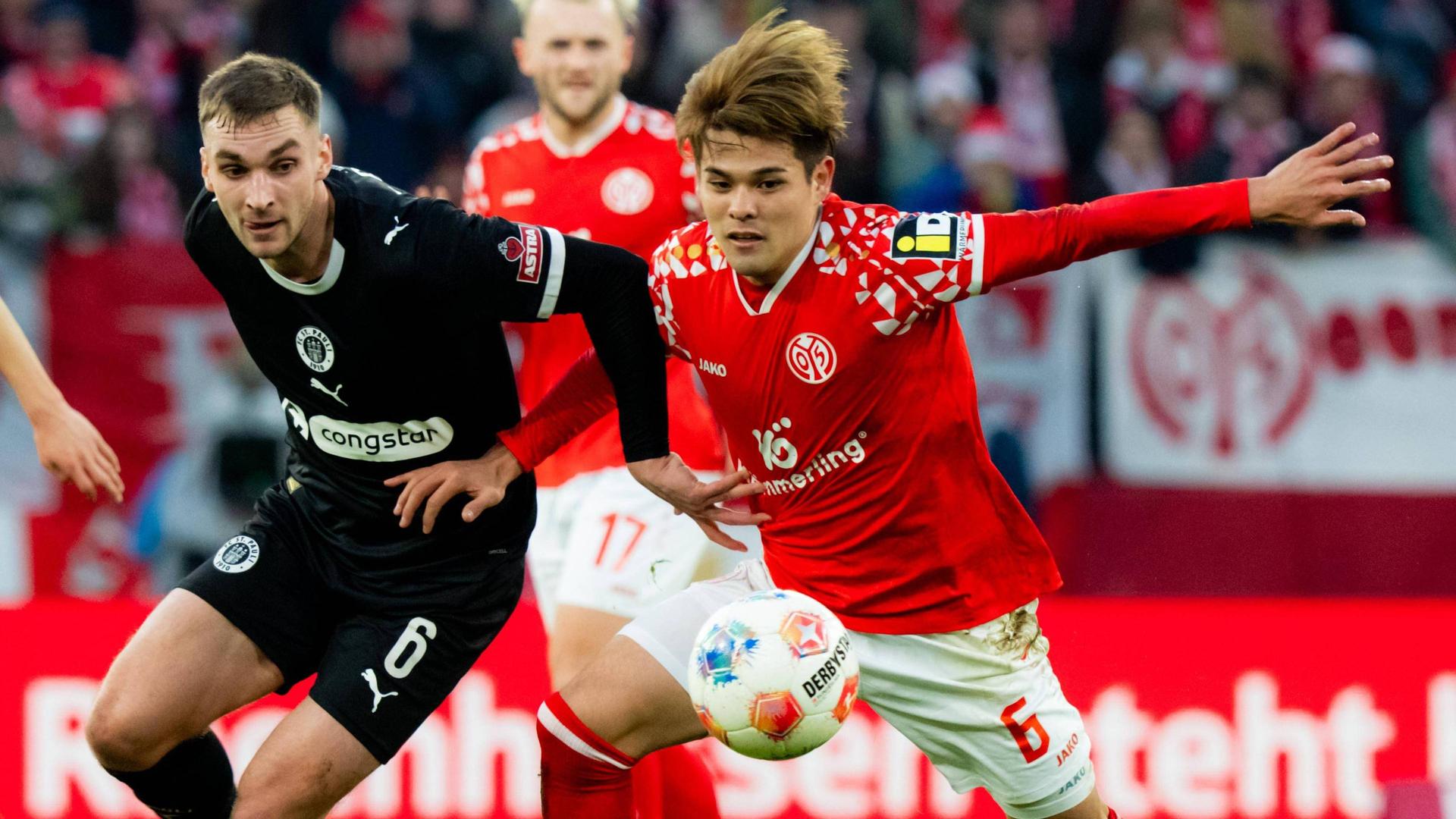 St. Paulis James Sands (l.) im Zweikampf mit Kaishu Sano | IMAGO/Taisei Iwamoto