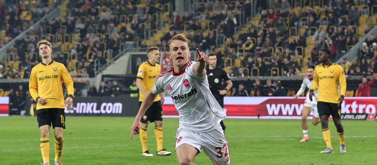 Tim Janisch feiert sein Tor 